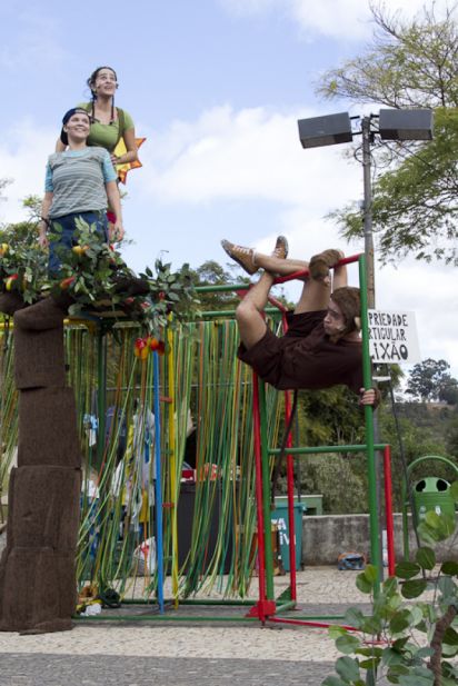 Manga, mangueira, meu p&eacute; de brincadeira