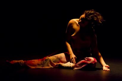 O leito por detr&aacute;s do rio, destilar a pele