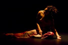 O leito por detr&aacute;s do rio, destilar a pele