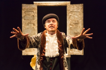 Na com&eacute;dia de Edgar, Alan P&otilde;e o bico