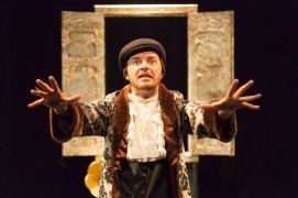 Na com&eacute;dia de Edgar, Alan P&otilde;e o bico