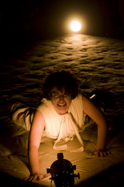 Atr&aacute;s dos olhos de meninas s&eacute;rias