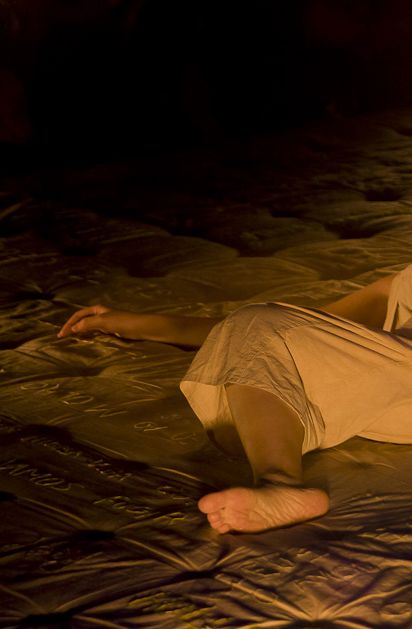 Atr&aacute;s dos olhos de meninas s&eacute;rias