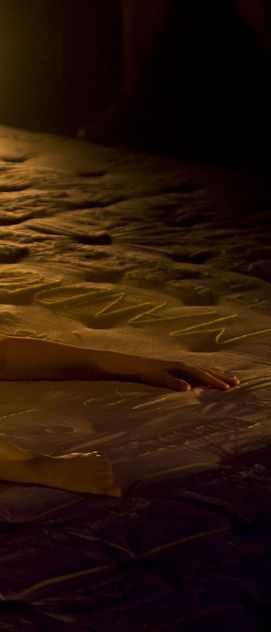 Atr&aacute;s dos olhos de meninas s&eacute;rias