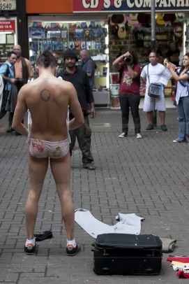 Eu tenho autoriza&ccedil;&atilde;o para ficar pelado aqui