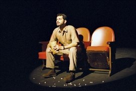 Enfim s&oacute;, solid&atilde;o - a com&eacute;dia